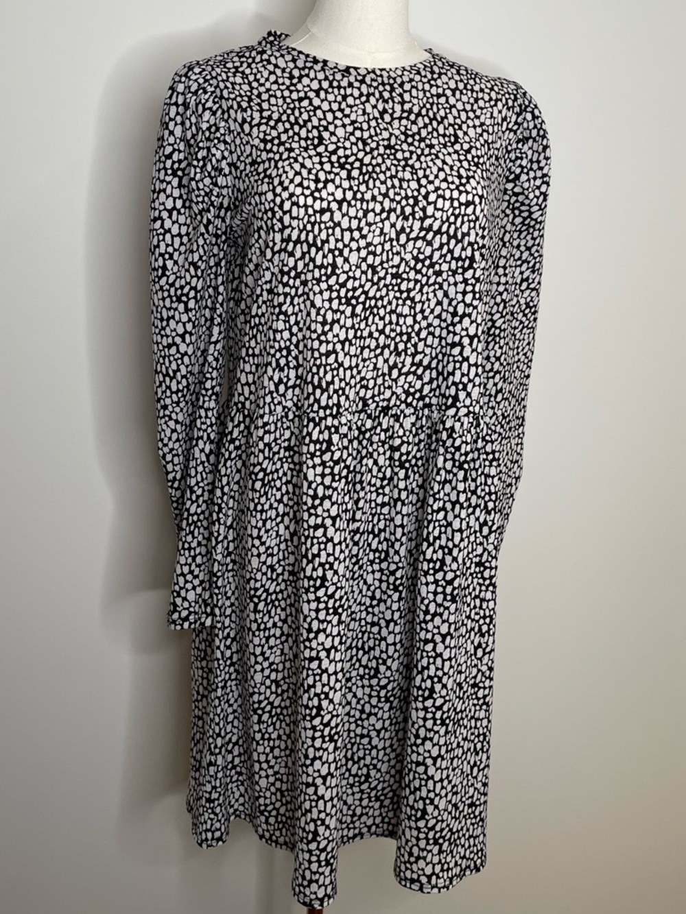 Zara Black and White Long-Sleeve Printed Swing Dress with Puff Sleeves size S